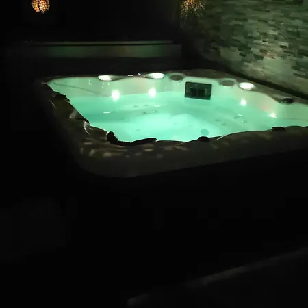 Rum i privatbostad Parental Piscine La Couronne (Charente)